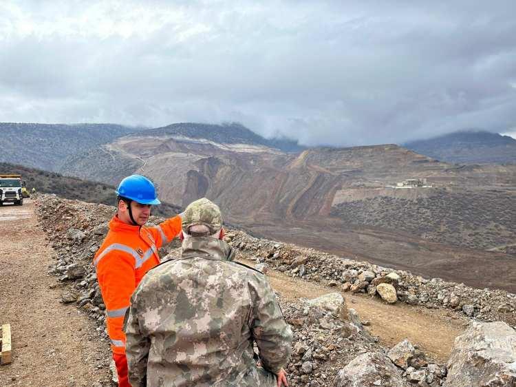 <p>Anagold Madencilik Sanayi ve Ticaret A.Ş.'nin 2010 yılı aralık ayından beri altın üretimi yaptığı Çöpler Maden Sahası'nda çıkarılıp istiflenen toprak, 13 Şubat saat 14.28'de kaydı. Yaklaşık 10 milyon metreküp toprak, 200 metrelik yamaçtan hızla aşağı doğru aktı. </p>

<p>​</p>
