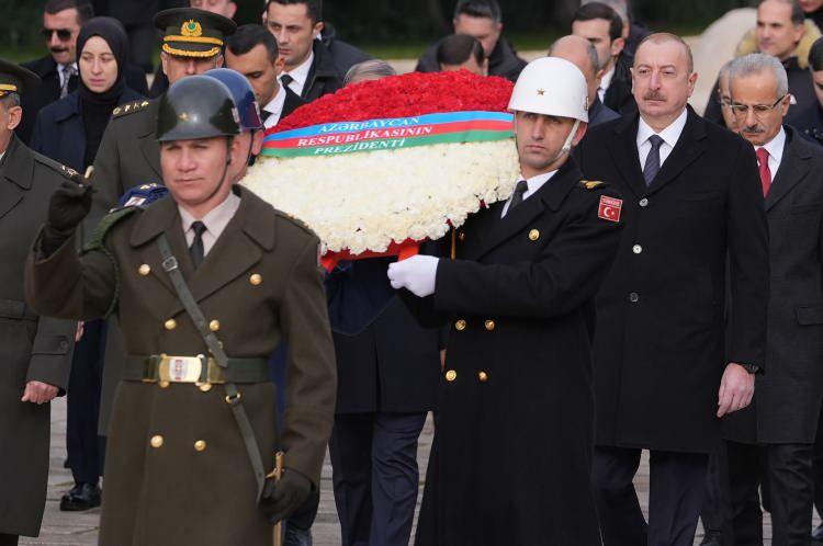 <p>Resmi ziyaret için Türkiye'ye gelen Azerbaycan Cumhurbaşkanı İlham Aliyev, beraberindeki heyetle Anıtkabir'i ziyaret etti.</p>
