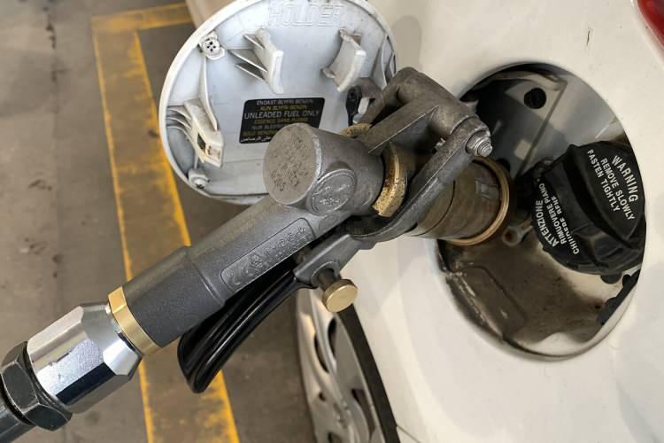 <p>PETROLDE YÖN AŞAĞI</p>

<p>Geçen hafta ABD'de tahminleri aşan enflasyon ve beklentinin üzerinde düşen perakende satış verileri açıklandı. ABD Merkez Bankası'nın (Fed) faiz indirimlerine beklenenden daha geç başlayacağı beklentisi ve talebin zayıfladığına işaret eden veriler petrol fiyatlarının aşağı yönlü hareketini destekledi.</p>

<p> </p>
