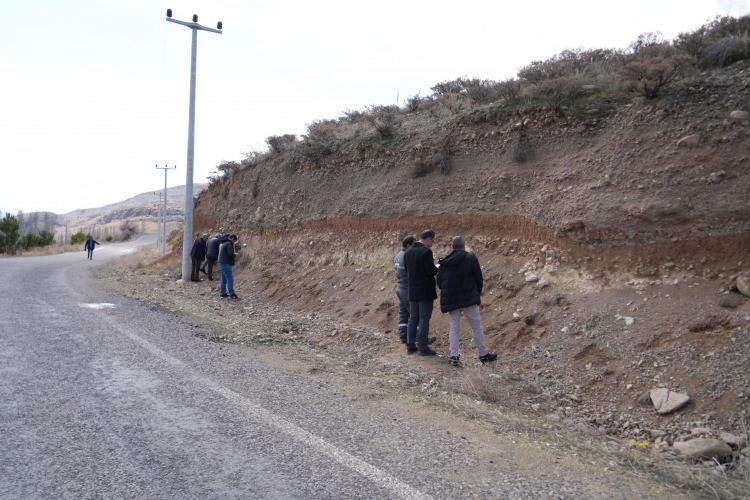 <p>Ardışık sırayla yaklaşık 20 metre uzunluğundaki fosile benzer kemiklerin yapılacak incelemenin ardından ne olduğu anlaşılacak.<br />
 </p>
