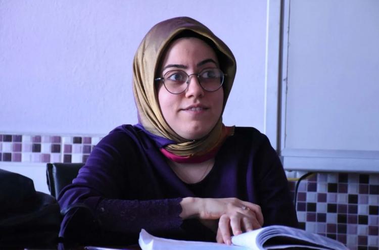 <p><strong>"İSTENDİKTEN SONRA HER ŞEY YAPILIR!"</strong></p>

<p>Yaşı ilerledikçe yaşadığı zorlukların da arttığını ifade eden Ayşe Uzunoğlu, hayattaki en büyük şansının annesi olduğunu düşündüğünü belirtti. Ayşe Uzunoğlu; <em><strong>"Annem evlenmek için üniversiteyi yarıda bırakmış. Dedim ki, bütün hayallerini bende gerçekleştireceksin. 2019'da üniversiteden mezun oldum, törende kepi birlikte attık. Çabam birilerine örnek olursa mutlu olurum. Benim konuşabilmem, oturabilmem bile mümkün görünmüyormuş ama başardım. Engelliler asla vazgeçmesin, olumsuzluklara karşı kulak tıkasınlar. İstendikten sonra her şey yapılır." </strong></em>dedi.</p>
