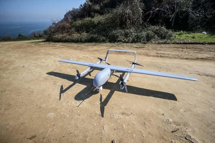 <p>Emniyet Genel Müdürlüğüne ait, dikey iniş ve kalkış özelliğine sahip insansız hava aracı "UÇBEY VTOL" ile arama kurtarma bölgesinin üzeri taranıyor.</p>
