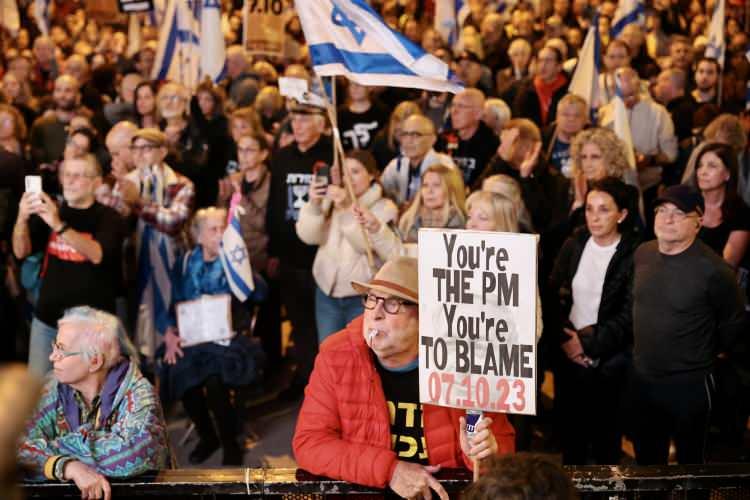 <p>İsrail'in Tel Aviv kentinde toplanan yüzlerce kişi, hükümet karşıtı gösteri düzenledi.</p>
