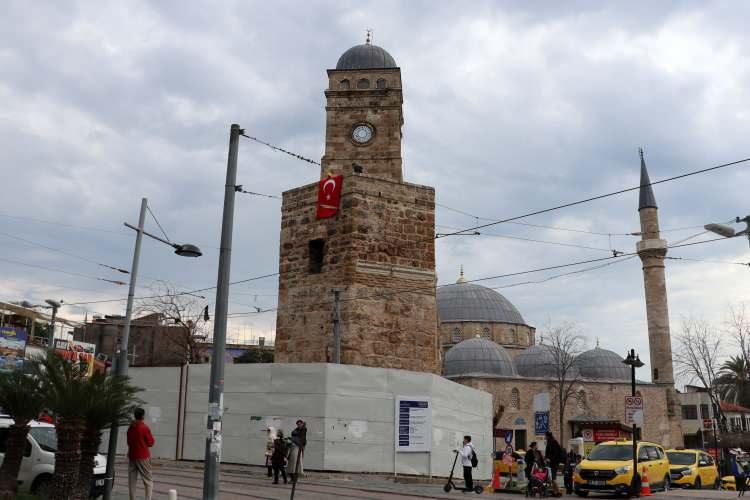 <p>Antalya Vakıflar Müdürlüğü'nün inşaat mühendisi, mimarları ve teknik elemanları görev aldı. Bir duyuru yapmak istiyorum. En kısa süre de valiliğimiz başkanlığında Antalya ile ilgili büyük bir proje başlatılacak. </p>