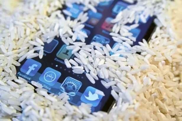 <p>ABD'li teknoloji devi Apple suya düşen akıllı telefonların pirince yatırılması konusunda açıklamada bulundu.</p>
