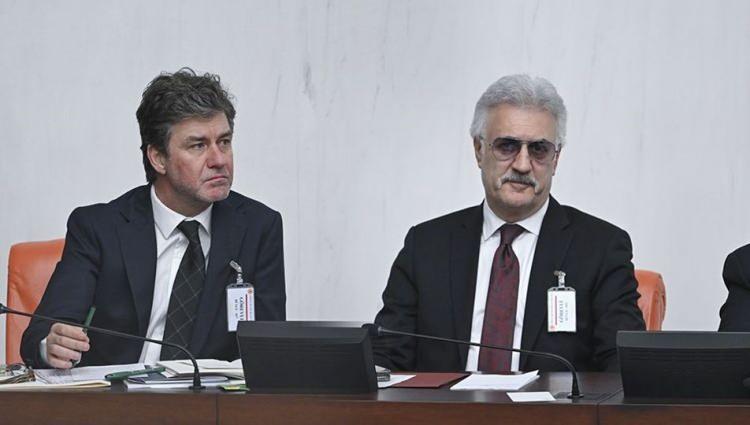 <p>Çocuklar Duymasın dizisinin başrol oyuncusu Tamer Karadağlı da geçen sene Ağustos ayında Devlet Tiyatroları Genel Müdürü olarak atanmıştı.</p>
<p>Karadağlı ile birlikte o dönem Sinema Genel Müdürü de Erkin Yılmaz olmuştu. Böylece Yılmaz görevini yaklaşık 6 ay sürdürmüş oldu.</p>