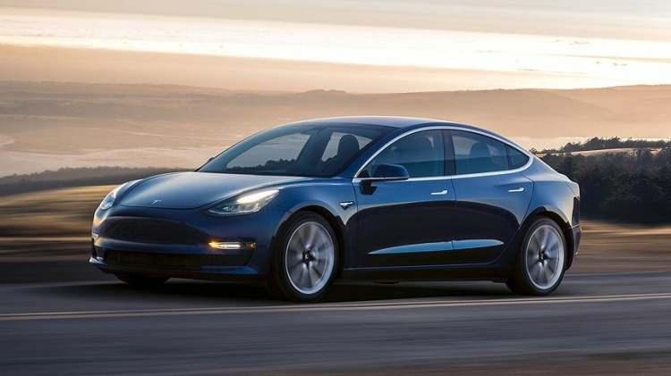 <p>Geçen yıl Tesla'nın AB'deki satışları ise 366 bin 326 seviyesinde kayıtlara geçti.</p>
<p>Elektrikli otomobil satışlarında Tesla, Volkswagen ve Renault markaları en önemli markalar olarak öne çıkıyor.</p>