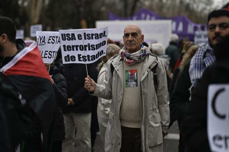 <p>Başkent Madrid'de bir kez daha yoğun katılımla düzenlenen yürüyüşte, "İsrail'e boykot", "Katil Netanyahu", "Soykırımı durdurun", "Özgür Filistin" sloganları atılarak, uluslararası topluma ateşkes için "İsrail'e baskı" çağrısı yapıldı.</p>