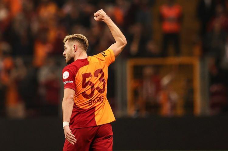 <p>Yine haberde Galatasaray'ın Barış Alper Yılmaz için sezon sonunda İngiltere, İtalya ve Almanya'dan teklifler almasına kesin gözüyle bakıldığı aktarıldı.</p>
