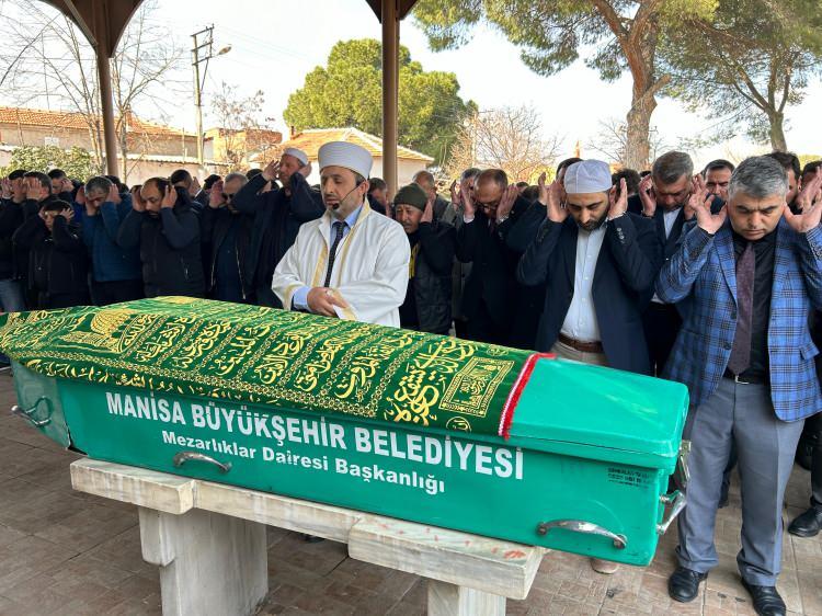 <p>SON YOLCULUĞUNA UĞURLANDI</p>
<p>Öte yandan, hayatını kaybeden Hüseyin Tutuk’un cenazesi, otopsi işlemlerinin ardından Bursa Adli Tıp Kurumu’ndan yakınları tarafından alınarak toprağa verilmek üzere Manisa’nın Turgutlu ilçesine gönderildi. Tutuk, öğle namazını müteakip Urganlı Mahallesi Çarşı Camii’nde kılınan cenaze namazıyla son yolculuğuna uğurlandı. Tutuk’un cenazesi Turgutlu ilçesinde bulunan Urganlı Yeni Mezarlığı'na defnedildi.</p>
<p>Cenazeye Turgutlu Kaymakamı Selami Kapankaya ve Turgutlu Belediye Başkanı Çetin Akın katılarak Tutuk ailesine taziyelerini iletti.</p>