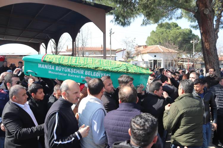 <p>BABASINDAN ÇEKİNDİĞİ İÇİN SÖYLEMEMİŞ</p>
<p>Oğlun ile en son yaklaşık 20 gün önce görüştüğünü belirten baba Tutuk, “Önce İstanbul’a daha sonra da Kahramanmaraş’a arkadaşının yanına gitmiş. Oğlumla son temasım bu şekilde oldu. Benden çekindiği için ‘baba ben gidiyorum’ diye bana söylemedi. Çünkü ben ona ‘gitme’ diye ısrar ettim. Her şey Allah‘ın takdiri. Ben ona çok ısrar ettim çalışma diye. Sadece ben değil ailecek ısrar ettik. Fakat bizi dinlemedi, ‘gideceğim’ dedi” diye konuştu.</p>
<p>Geminin her an batma tehlikesinin bulunduğunun altını çizen baba Tutuk, şu ifadelere yer verdi:</p>