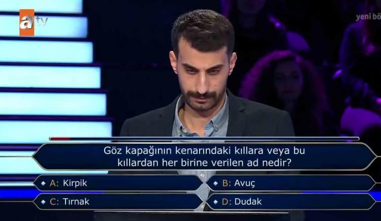 <p><em><strong>'Çakal ve çakal' cevabını vererek 300 bin liralık soruyu bilen İpek, şunları söyledi:</strong></em></p>
<p>"Üniversitedeki hocalarıma selam gönderiyorum. Hocalarımız derste 'Bu bilgiler ne işimize yarayacak?' demeyin. Bir gün Milyoner'e katılırsınız orada sorarlar' derlerdi. Buraya gelmeden önce Ömer Kemiksiz adlı hocamı aradım, 'Bak şimdi o bilgiler Milyoner'de işine yarayacak' dedi. Benim için çok güzel bir duygu oldu."</p>