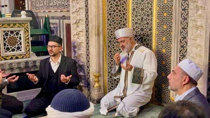<p>Akşam namazının ardından, Gebze ilçesinde bulunan Tarihi Çoban Mustafa Paşa Camisi’ne gelen vatandaşlar namaz kılarak, dua etti.</p>