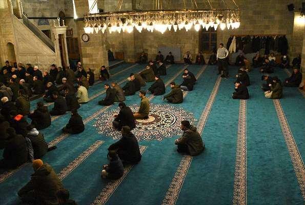 <p><strong>ERZURUM</strong></p>
<p>Erzurum'da akşam saatlerinden itibaren başta tarihi Ulu Cami, Lalapaşa Cami ve Muratpaşa Cami olmak üzere tüm camilerde program düzenlendi.</p>
<p> </p>