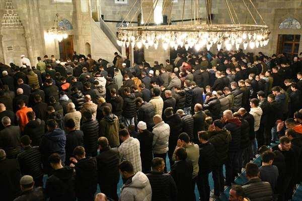 <p>Camileri dolduran cemaat, namaz kılıp dua etti. Program sonunda çeşitli ikramlarda bulunuldu.</p>
<p> </p>