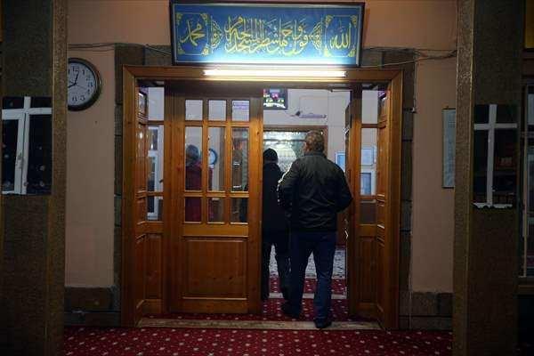 <p>Güllük Camisi'nde vatandaşlar, akşam ezanının ardından Kur'an-ı Kerim tilaveti ve mevlit dinledi.</p>
<p> </p>