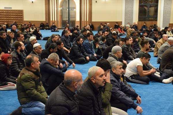 <p><strong>BATMAN</strong></p>
<p>Batman'da Berat Kandili dolayısıyla camilerde programlar düzenlendi. Camileri dolduran vatandaşlar, namaz kılıp dua etti.</p>
<p> </p>