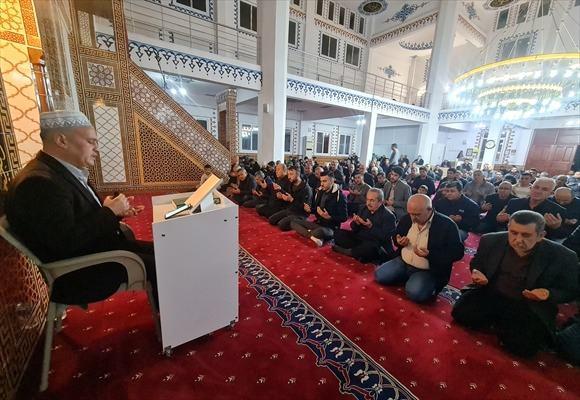 <p><strong>OSMANİYE</strong></p>
<p>Osmaniye'de Berat Kandili dolayısıyla Çiğdem Camisi'nde program gerçekleştirildi. Camiye gelen vatandaşlar namaz kılarak, dua etti.</p>
<p> </p>