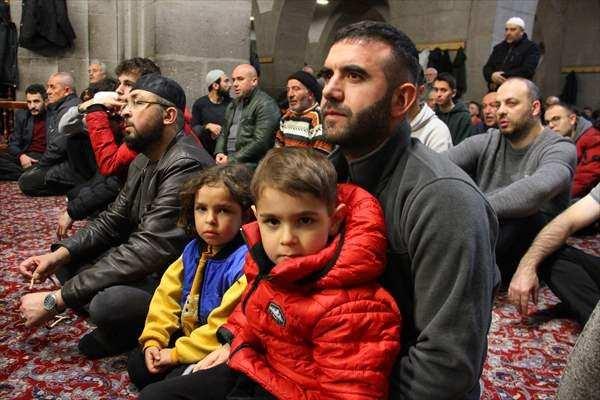 <p>Akşam namazının ardından tarihi Hunat Camisi'nde Berat Kandili dolayısıyla program düzenlendi.</p>
