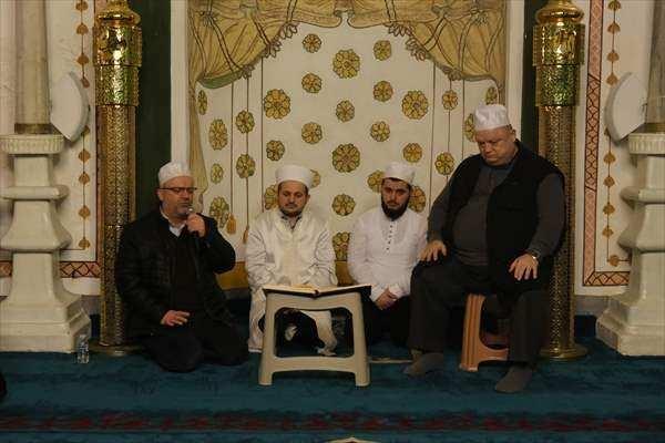 <p><strong>KIRKLARELİ</strong></p>
<p>Kırklareli'nde Berat Kandili dolayısıyla camilerde programlar düzenlendi. Camileri dolduran vatandaşlar, namaz kılıp dua etti.</p>
<p> </p>