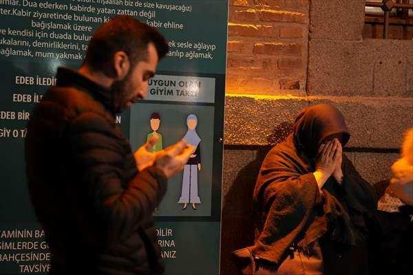 <p>Camideki kandil programı, Kur'an-ı Kerim tilavetiyle başladı, Mevlid-i Şerif ve duaların okunmasıyla devam etti.</p>
<p> </p>