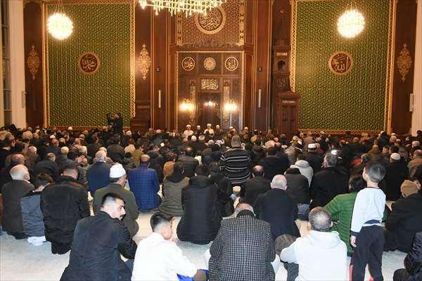 <p>Akşam namazının ardından başlayan programda okunan Kur'an-ı Kerim'in ardından vatandaşlar namaz kıldı dua etti.</p>
<p> </p>