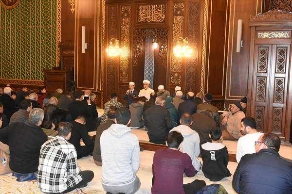 <p>Vakıflar Bölge Müdürlüğünce vatandaşlara gül suyu ile şeker ikram edildi.</p>
<p> </p>
