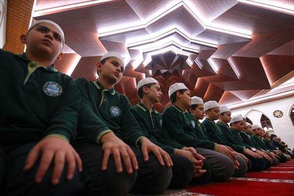 <p>Darende ilçesinde ise tarihi Şeyh Hamid-i Veli (Somuncu Baba) Külliyesi'nde düzenlenen programla idrak edildi. Cami imam hatipleri tarafından Kur'an-ı Kerim ve ilahiler okundu. Camiyi dolduran vatandaşlar, namaz kılıp dua etti.</p>
<p> </p>