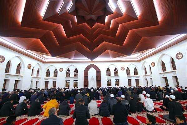 <p>Hulusi Efendi Vakfı tarafından cami çıkışında Somuncu Baba Sebil Ekmeği ikram edildi.</p>
<p> </p>