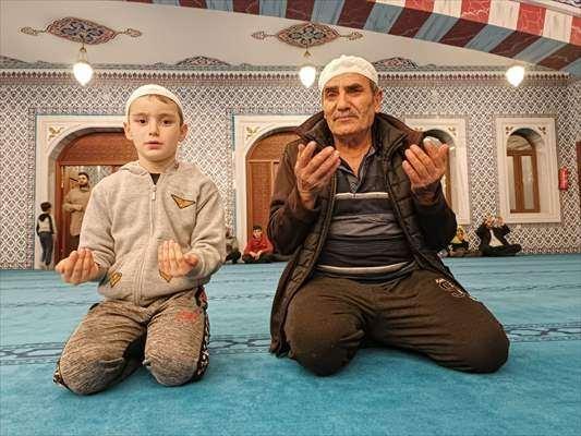 <p>Toroslar ilçesi Halkkent Emir Sultan Camisi'nde düzenlenen kandil programı, Kur'an-ı Kerim tilavetiyle başladı.</p>

<p> </p>
