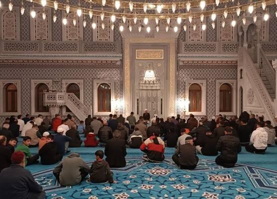 <p>Cami çıkışında vatandaşlara ikramlarda bulunuldu.</p>

<p> </p>
