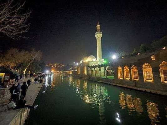 <p><strong>ŞANLIURFA</strong></p>

<p>Şanlıurfa'da Berat Kandili dolayısıyla Balıklıgöl yerleşkesindeki Dergah Cami'sinde program gerçekleştirildi.</p>

<p> </p>
