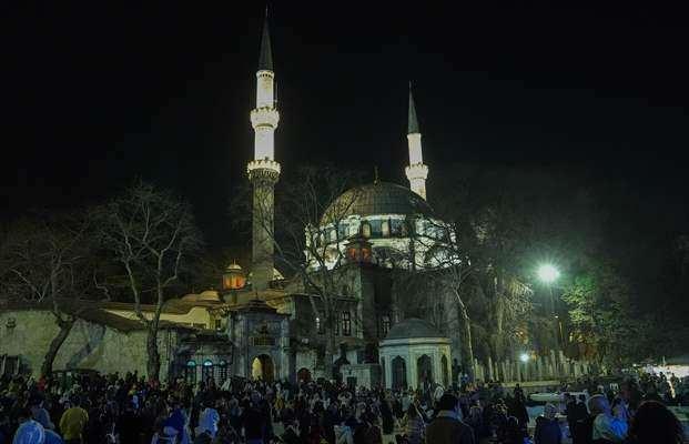 <p><strong>İSTANBUL</strong></p>
<p>Ramazan ayının müjdecisi olarak kabul edilen Berat Kandili dolayısıyla, İstanbul'da camilerde program düzenlendi.</p>