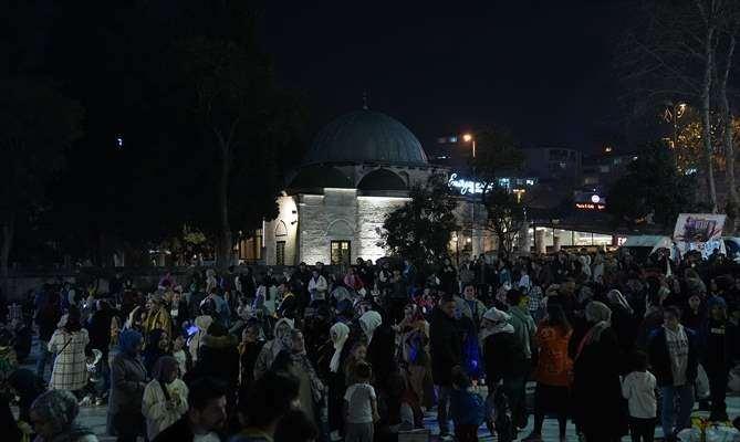 <p>Berat Kandili dolayısıyla Sultanahmet, Eyüp Sultan, Süleymaniye, Fatih, Ayasofya-i Kebir Cami-i Şerifi ve Büyük Çamlıca Camisi başta olmak üzere birçok camide mevlit programları yapıldı.</p>
<p> </p>