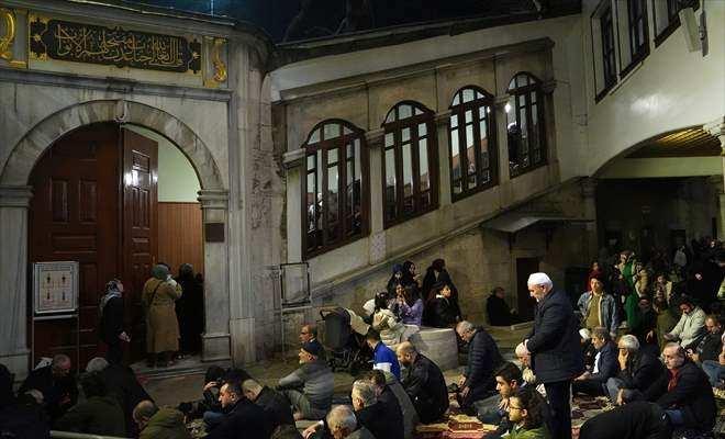 <p>Akşam namazından sonra başlayan programlarda cami görevlilerince Kur'an-ı Kerim ve Mevlid-i Şerif okundu, ilahiler söylendi.</p>
<p> </p>