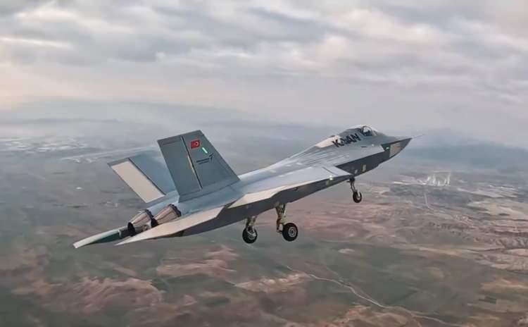 <p>KAAN'ın teknik özelliklerine yer verilen haberde Endonezya, Azerbaycan, BAE ve Pakistan'ın ilk sıradaki potansiyel müşteriler olacağı belirtildi:</p>
<p><em><strong>"Türkiye'nin Kaan'ı uluslararası savaş uçağı pazarına sokmayı hedeflemesi muhtemel. Uzun süredir stratejik ortak olan Azerbaycan'ın yanı sıra BAE, Endonezya ve Pakistan da potansiyel müşteriler olarak gösteriliyor."</strong></em></p>