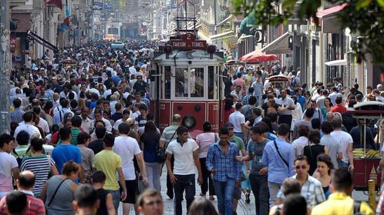 <p>İstanbul'un nüfusu 2023 yılında 242 bin 27 kişilik azalarak 15 milyon 655 bin 924'e geriledi.</p>
