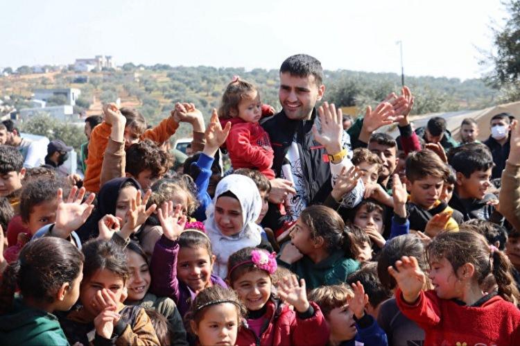 <p>Soğuk kış şartlarıyla birlikte çadır kentlerde zor günler yaşayan aileleri yalnız bırakmayan Özdemir, kamplarda yaşayan çocuklara ve ailelerine kömür, battaniye, soba, mont, çizme, bebek bezi, meyve suyu, kek ve oyuncak dağıttı.</p>
<p> </p>