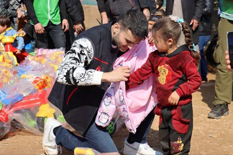 <p>Şef Özdemir, burada yaptığı açıklamada, <strong>‘‘Yıllardır sürdürdüğümüz yardım çalışmaları kapsamında Türkiye başta olmak üzere birçok ülkeye gittik. Geçtiğimiz yıl depremin meydana geldiği illerimizdeki her bir vatandaşımıza destek olmak için 3 ay boyunca deprem bölgelerindeydik. Halen depremden mağdur olan illerimize belirli dönemlerde giderek çeşitli yardım organizasyonları düzenliyor ve depremzede vatandaşlarımızla bir araya geliyoruz.’’</strong> dedi.</p>

<p> </p>
