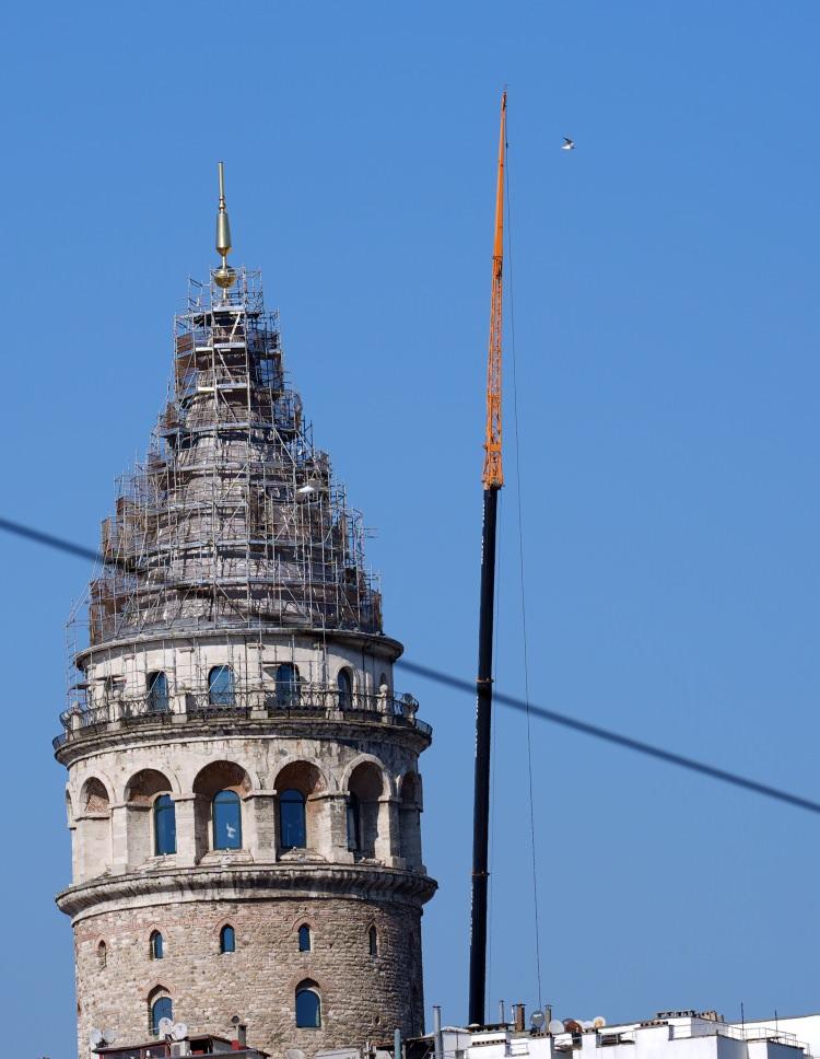 <p>Galata Kulesi, depreme karşı güçlendirme ve dış cephe onarımı çalışmaları sebebiyle bugünden itibaren bir ay süreyle ziyarete kapalı olacak.</p>
