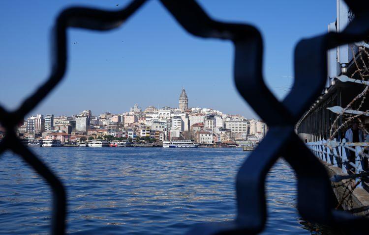 <p>Süreç içinde kulenin aleminin konservasyonu tamamlandı ve yerine yerleştirildi.</p>