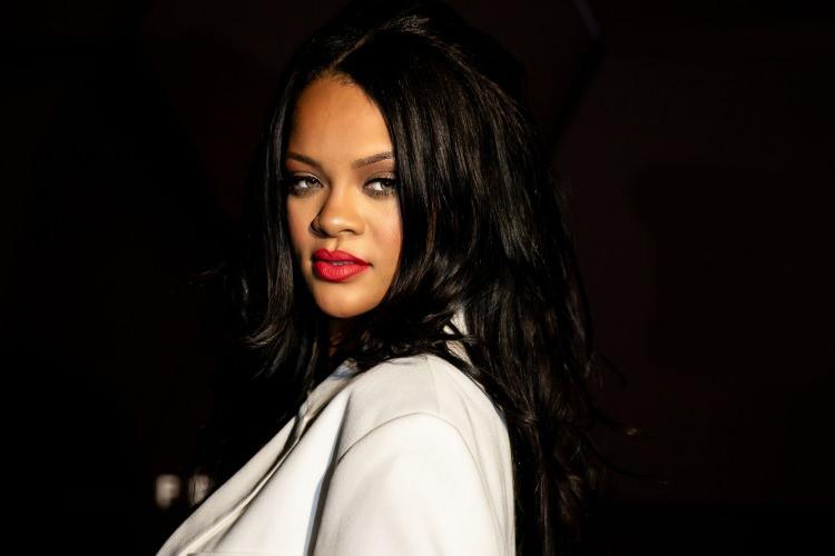 <p><span style="color:#FF0000"><strong>RİHANNA</strong></span></p>

<p><span style="color:#000000"><strong>Dünyaca ünlü şarkıcı Rihanna 'balık' görmeye dayanamıyor! Barbadoslu şarkıcı "Deniz hayvanlarından çok korkuyorum. Küçük balıklardan bile" diyor.</strong></span></p>
