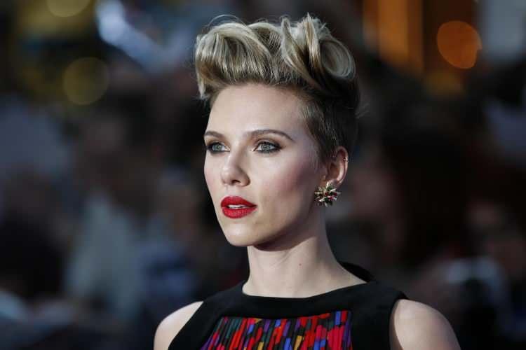 <p><span style="color:#FF0000"><strong>SCARLETT JOHANSSON</strong></span></p>

<p><span style="color:#000000"><strong>Kuş deyince büyük bir korku duyan dünyaca ünlü oyuncu Scarlett Johansson, "Bir tek kuşlardan korkuyorum. Kanatları ve gagası beni korkutuyor. Ödüm kopuyor resmen" demişti.</strong></span></p>
