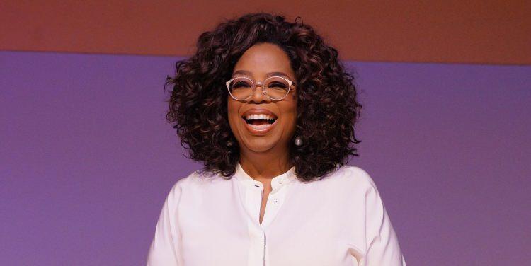 <p><span style="color:#FF0000"><strong>OPRAH WİNFREY</strong></span></p>

<p><span style="color:#000000"><strong>ABD'nin en ünlü sunucularından biri olan Oprah Winfrey,  yaşadığı bir çocukluk travması yüzünden sakızlardan korktuğunu itiraf etmişti.</strong></span></p>
