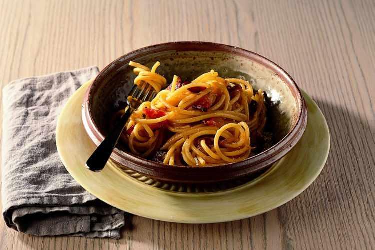 <p><span style="color:#B22222"><strong>2 - İTALYA/ BOLOGNA</strong></span></p>
<p><strong>Bilinen lezzetleri; Tagliatelle al ragù alla Bolognese, Tortellini in brodo, Lasagne alla Bolognese, Cotoletta alla Bolognese, Tiramisù</strong></p>
