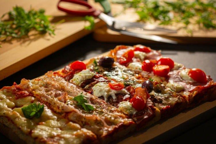 <p><strong><span style="color:#B22222">1- İTALYA / ROMA</span></strong></p>
<p><strong>Bilinen lezzetleri; Pizza al taglio, Pasta carbonara, Cacio e pepe, Amatriciana, Panna cotta</strong></p>
