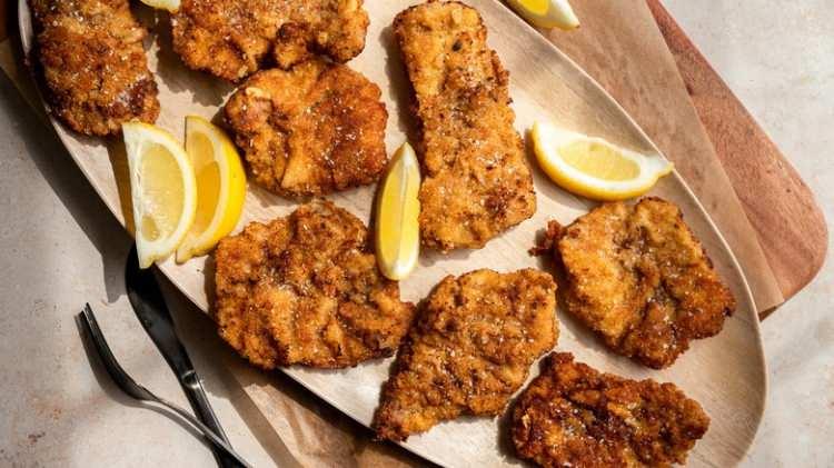 <p><span style="color:#B22222"><strong>4 - AVUSTURYA/VİYANA</strong></span></p>
<p><strong>Bilinen lezzetleri; Wiener Schnitzel, Apfelstrudel, Topfenstrudel, Kaiserschmarrn, Krapfen</strong></p>