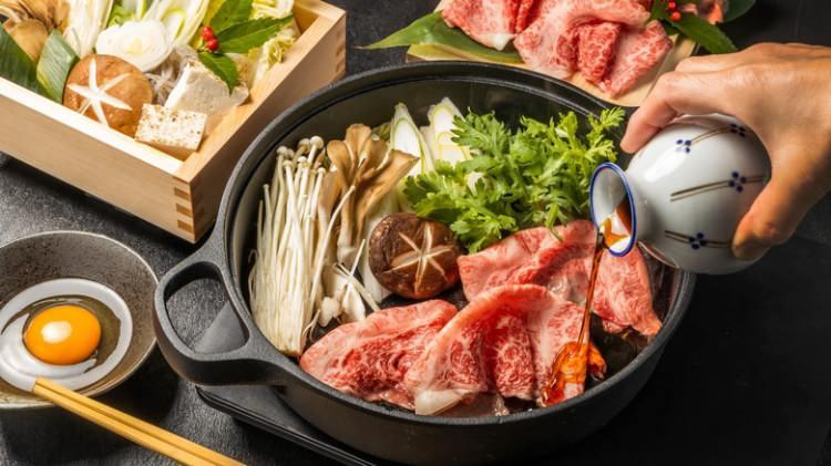 <p><span style="color:#B22222"><strong>6 - JAPONYA/OSAKA</strong></span></p>
<p><strong>Bilinen lezzetleri; Shabu-shabu, Takoyaki, Kushiage, Okonomiyaki, Yakisoba</strong></p>