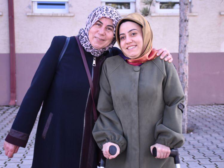 <p><strong>GEÇTİĞİMİZ YIL ATANDI!</strong></p>
<p><strong>2019 yılında Karamanoğlu Mehmet Bey Üniversitesi Edebiyat Fakültesi Bölümünden mezun olan Ayşe Uzunoğlu, geçen yıl atandığı Karaman Mesleki Eğitim Merkezinde edebiyat öğretmeni olarak göreve başladı.</strong></p>