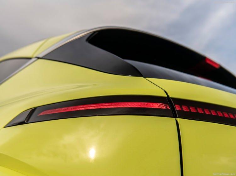 <p>B-SUV segmentindeki en kapsamlı ürün paketlerinden birini sunan Hyundai, şimdi de kullanıcılar için tamamen elektrikli Yeni KONA modelini 1 milyon 499 bin liraya satışa sunuyor.</p>
